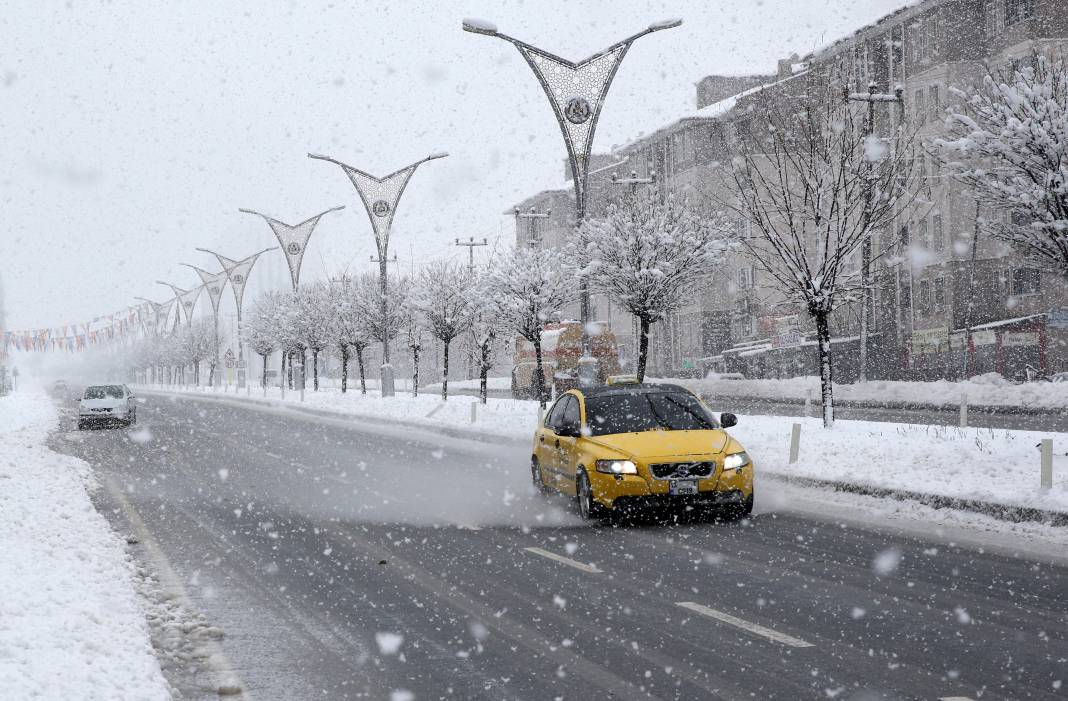 Bitlis ve Bingöl'de eğitime kar engeli 20